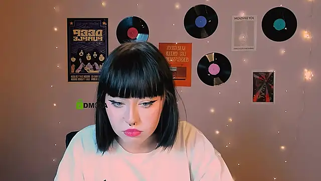 Snapshot of mira_cool_ chatting on December 15, 8:24 pm mira cool online show from December 15, 8:24 pm