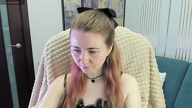 Snapshot of SofiAngela chatting on December 3, 1:02 am SofiAngela online show from December 3, 1:02 am