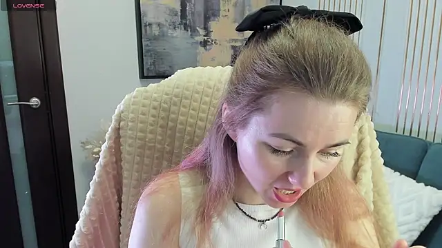 Snapshot of SofiAngela chatting on December 4, 1:04 am SofiAngela online show from December 4, 1:04 am