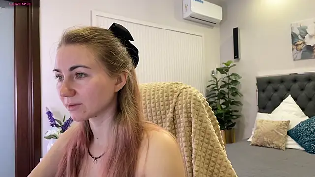 Snapshot of SofiAngela chatting on December 5, 1:14 am SofiAngela online show from December 5, 1:14 am