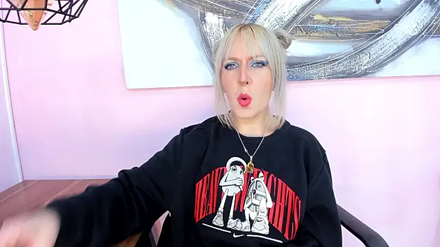 Snapshot of samanta-fox chatting on December 1, 1:16 pm samanta-fox online show from December 1, 1:16 pm