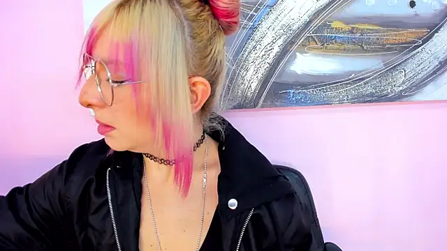 Snapshot of samanta-fox chatting on December 5, 5:31 pm samanta-fox online show from December 5, 5:31 pm