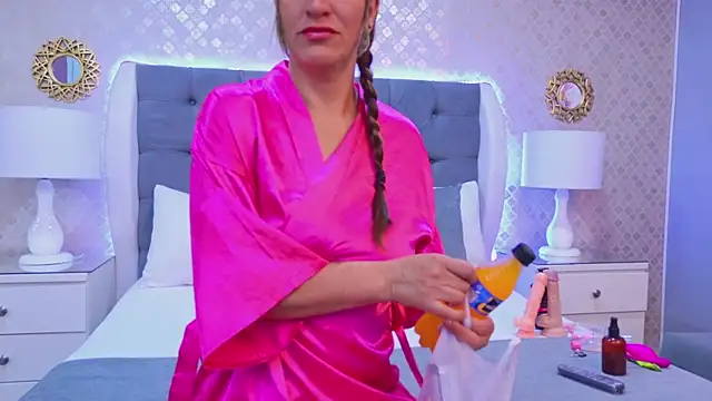 Snapshot of KeylaTompson chatting on December 2, 7:20 pm KeylaTompson online show from December 2, 7:20 pm