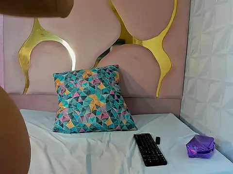 Snapshot of peachrouge chatting on December 17, 8:37 pm peachrouge online show from December 17, 8:37 pm