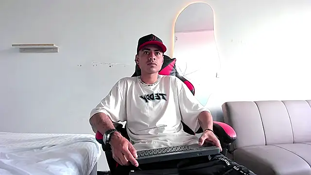 Snapshot of MatthewCullen chatting on December 4, 5:21 pm MatthewCullen online show from December 4, 5:21 pm