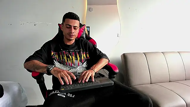 Snapshot of MatthewCullen chatting on December 5, 7:32 pm MatthewCullen online show from December 5, 7:32 pm