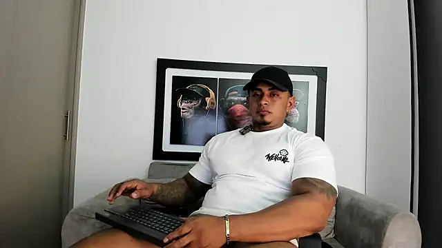 Snapshot of Maxkarther chatting on December 17, 8:04 pm Maxkarther online show from December 17, 8:04 pm