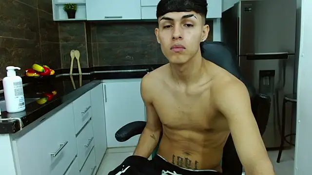 Ethan Jamees online show from March 5, 7:10 pm