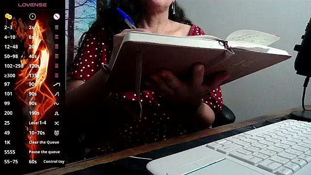 Snapshot of Whisperingfire chatting on June 12, 8:08 pm Whisperingfire online show from June 12, 8:08 pm