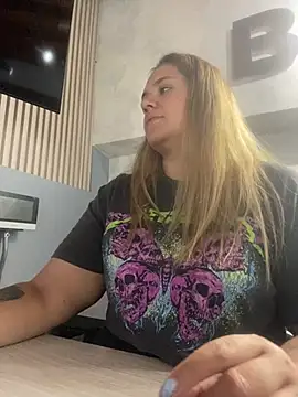 Snapshot of LoreinnFox chatting on April 5, 8:28 pm LoreinnFox online show from April 5, 8:28 pm