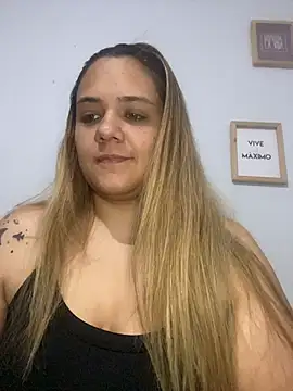 Snapshot of LoreinnFox chatting on April 8, 3:50 am LoreinnFox online show from April 8, 3:50 am