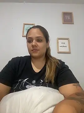 Snapshot of LoreinnFox chatting on April 9, 4:12 am LoreinnFox online show from April 9, 4:12 am