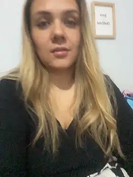 Snapshot of LoreinnFox chatting on April 11, 5:45 am LoreinnFox online show from April 11, 5:45 am