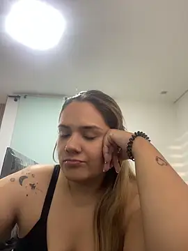 Snapshot of LoreinnFox chatting on April 25, 10:29 pm LoreinnFox online show from April 25, 10:29 pm