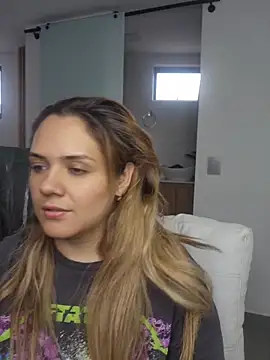 Snapshot of LoreinnFox chatting on April 28, 10:04 pm LoreinnFox online show from April 28, 10:04 pm