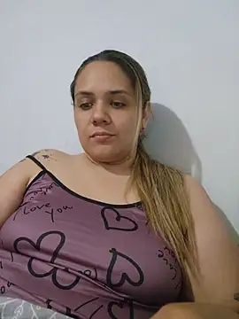 Snapshot of LoreinnFox chatting on May 5, 3:25 am LoreinnFox online show from May 5, 3:25 am