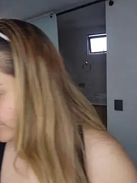 Snapshot of LoreinnFox chatting on May 5, 10:07 pm LoreinnFox online show from May 5, 10:07 pm