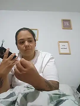 Snapshot of LoreinnFox chatting on May 17, 8:27 pm LoreinnFox online show from May 17, 8:27 pm