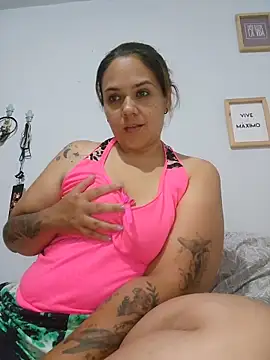 Snapshot of LoreinnFox chatting on May 20, 3:56 am LoreinnFox online show from May 20, 3:56 am