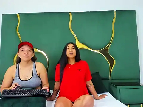 Snapshot of Alyssa_Noah chatting on November 29, 5:54 am Alyssa Noah online show from November 29, 5:54 am