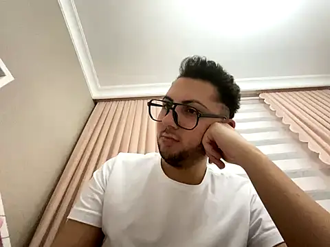 Snapshot of mcylzsd chatting on December 15, 10:58 pm mcylzsd online show from December 15, 10:58 pm