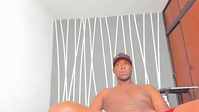 Snapshot of laura_and_samir chatting on February 25, 12:48 pm laura and samir online show from February 25, 12:48 pm