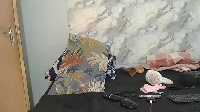 Snapshot of SexyZuluBarbie chatting on June 15, 12:18 pm SexyZuluBarbie online show from June 15, 12:18 pm
