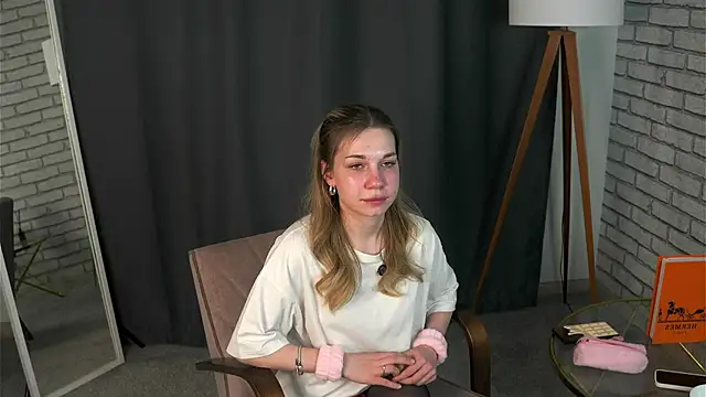 Snapshot of KiaOdonnel chatting on December 15, 7:01 am KiaOdonnel online show from December 15, 7:01 am