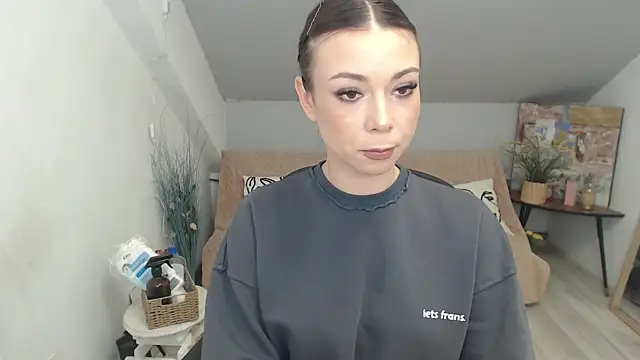 Snapshot of MayaWill chatting on December 3, 12:47 pm MayaWill online show from December 3, 12:47 pm