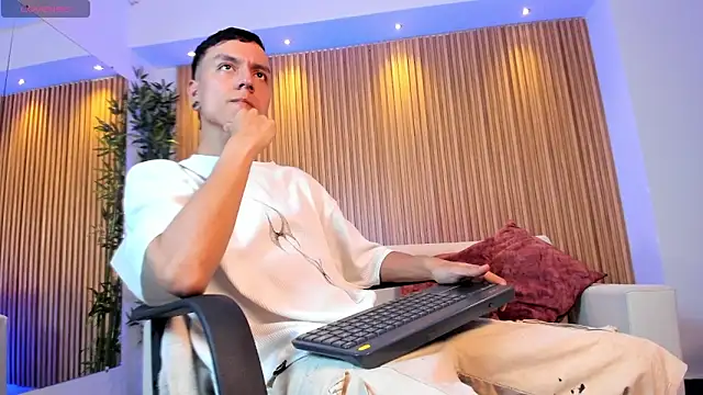 Snapshot of Bastthianxxx chatting on December 3, 8:18 pm Bastthianxxx online show from December 3, 8:18 pm