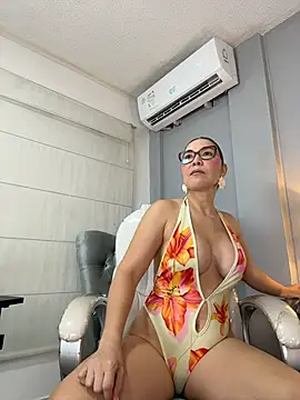 Snapshot of AnnaJaimes chatting on June 20, 10:56 pm AnnaJaimes online show from June 20, 10:56 pm