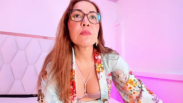 Snapshot of AnnaJaimes chatting on July 20, 12:25 am AnnaJaimes online show from July 20, 12:25 am