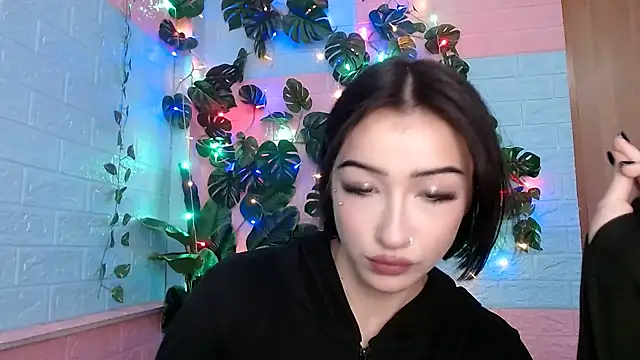 Snapshot of Sweeet_Sss chatting on December 15, 1:48 pm Sweeet Sss online show from December 15, 1:48 pm