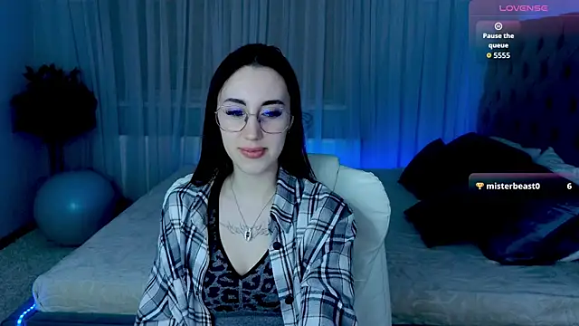 Snapshot of Miss__Linn chatting on December 4, 1:31 pm Miss Linn online show from December 4, 1:31 pm