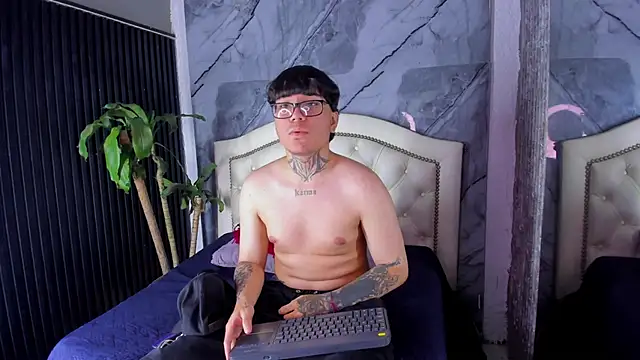 Snapshot of Noah_West18 chatting on November 28, 9:17 pm Noah West18 online show from November 28, 9:17 pm