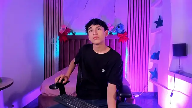 Snapshot of SthepanodiMonaco chatting on December 15, 7:40 pm SthepanodiMonaco online show from December 15, 7:40 pm