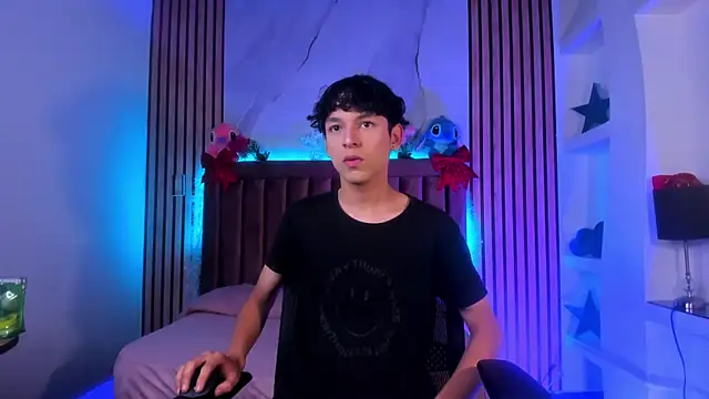 Snapshot of SthepanodiMonaco chatting on December 17, 7:53 pm SthepanodiMonaco online show from December 17, 7:53 pm