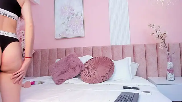 Snapshot of SashaBlake_ chatting on December 4, 12:20 am SashaBlake online show from December 4, 12:20 am