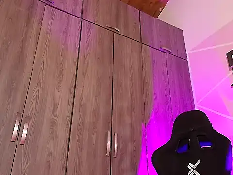 Snapshot of Doll_Dollys_ chatting on December 14, 3:34 am Doll Dollys online show from December 14, 3:34 am