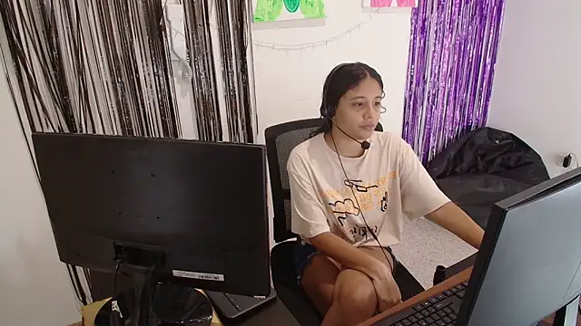 Snapshot of Aria-sexxx chatting on December 4, 4:27 pm Aria-sexxx online show from December 4, 4:27 pm