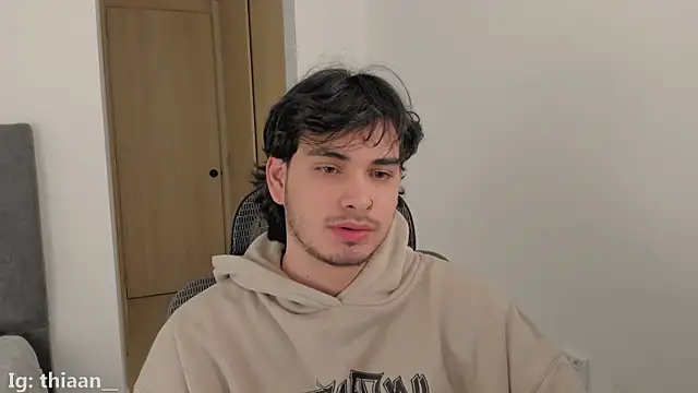 Snapshot of thiaann chatting on December 19, 2:07 am thiaann online show from December 19, 2:07 am