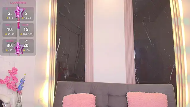 Snapshot of Caroline_foster1 chatting on June 19, 12:20 pm Caroline foster1 online show from June 19, 12:20 pm