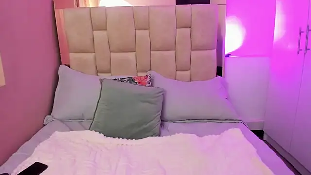 Snapshot of Nana__S chatting on December 14, 3:01 am Nana S online show from December 14, 3:01 am