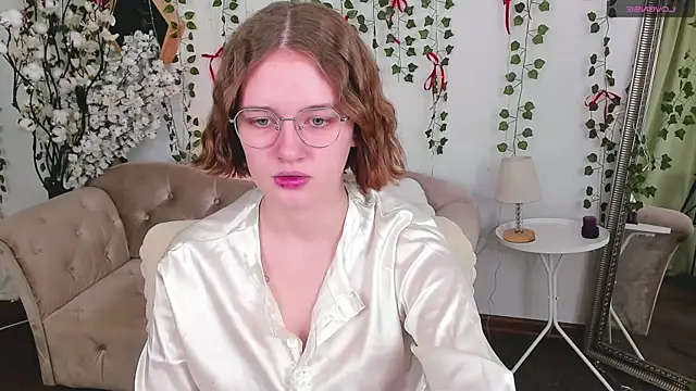 Mia Mooore online show from March 19, 1:26 pm