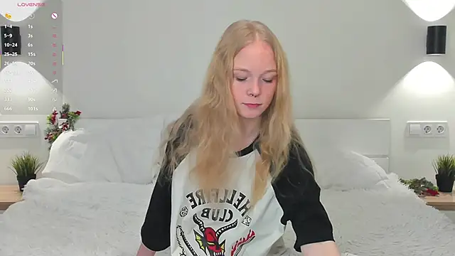 Snapshot of GhisllaineWestler chatting on December 16, 4:17 am GhisllaineWestler online show from December 16, 4:17 am