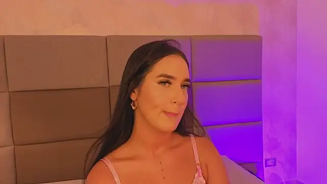 Snapshot of Emily_luve chatting on May 4, 7:54 pm Emily luve online show from May 4, 7:54 pm