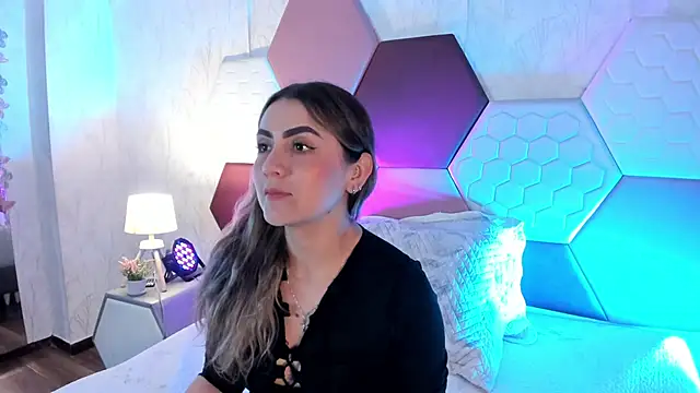 AriaRous online show from February 1, 4:16 pm