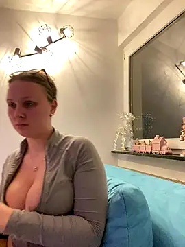 Snapshot of YoungJoyce chatting on December 15, 4:11 pm YoungJoyce online show from December 15, 4:11 pm