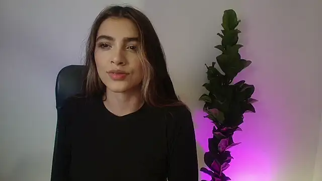 Snapshot of Julieta-8 chatting on December 5, 12:52 am Julieta-8 online show from December 5, 12:52 am