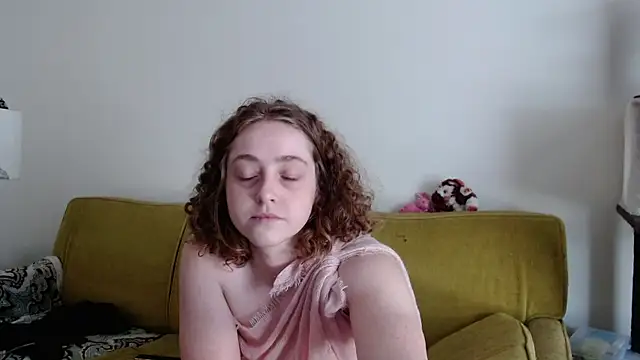 Snapshot of DeliaBlew chatting on May 21, 4:47 pm DeliaBlew online show from May 21, 4:47 pm